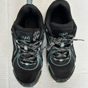 Boys size 6.5 Ryka tennis shoes.